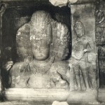 Die Göttin Trimouti im alten Budhatempel auf der Insel Elephanta bei Bombay